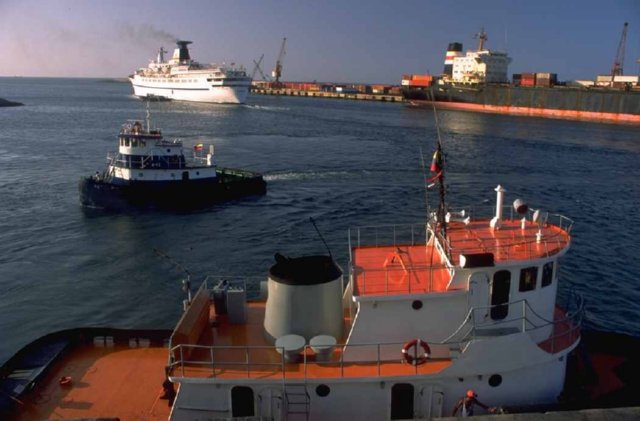 PUERTO REMOLCADOR  AVIONES CAMIONES BARCOS